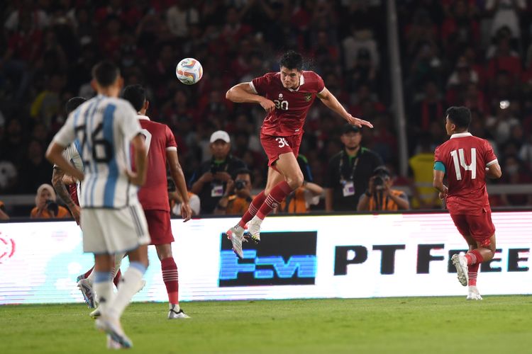 Pesepak bola Timnas Indonesia Elkan Baggott menyundul bola saat laga persahabatan FIFA Matchday melawan Timnas Argentina di Stadion Utama Gelora Bung Karno, Jakarta, Senin (19/6/2023). ANTARA FOTO/Akbar Nugroho Gumay/tom.